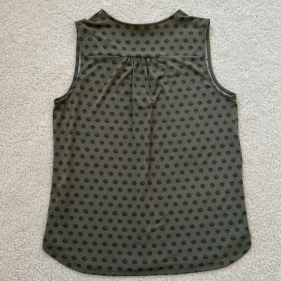 Vince Camuto Olive Patterned Sleeveless Top XSP - Picture 5 of 11